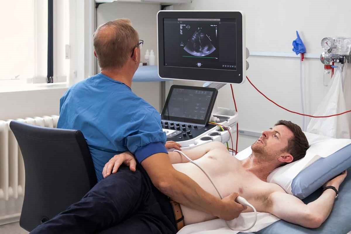 اکوکاردیوگرافی ترانس‌توراسیک؛ انجام اکو قلب با پروب روی قفسه سینه و نمایش تصویر قلب روی مانیتور